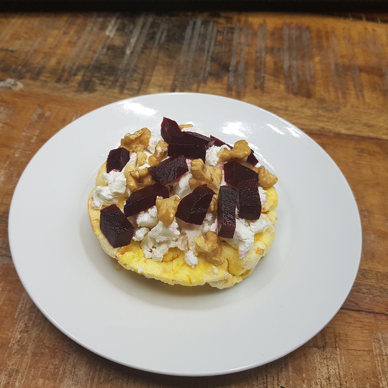 Maiswafel met geitenkaas en rode biet en walnoot