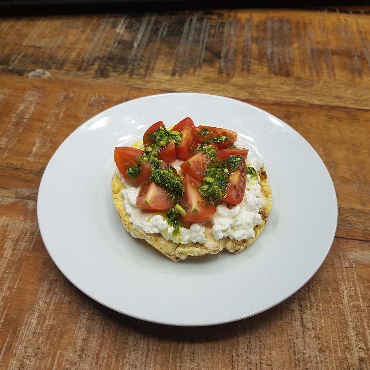 Maiswafel met huttenkase en cherrytomaatjes en pesto