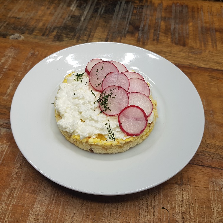 Maiswafel met ricotta en radijs