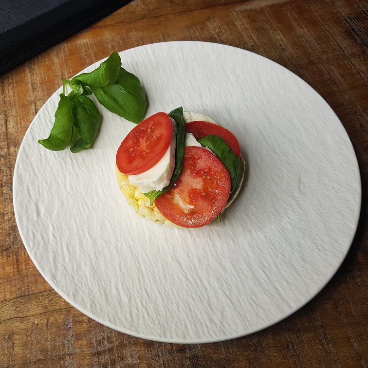 Rijstwafel met tomaat mozzarella en basilicum